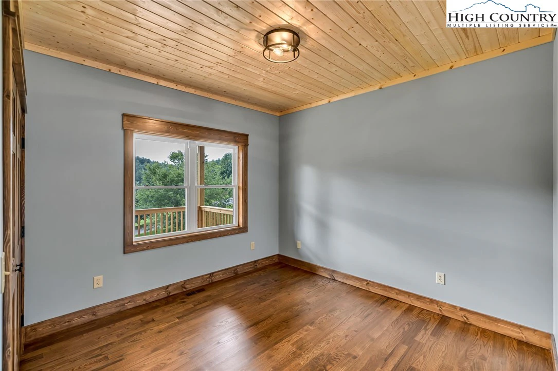 Image number 8 for the current listing