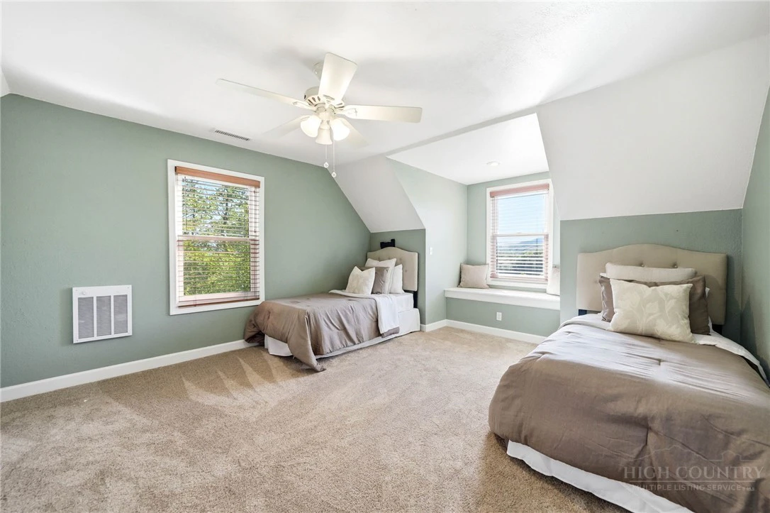 Image number 9 for the current listing