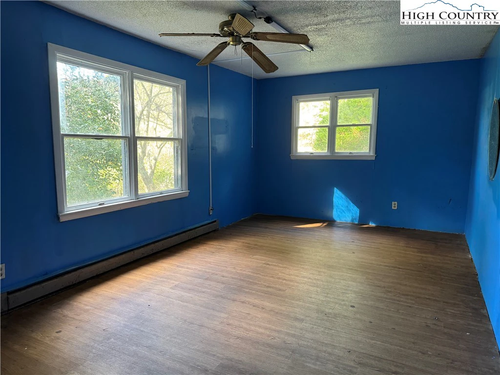 Image number 4 for the current listing