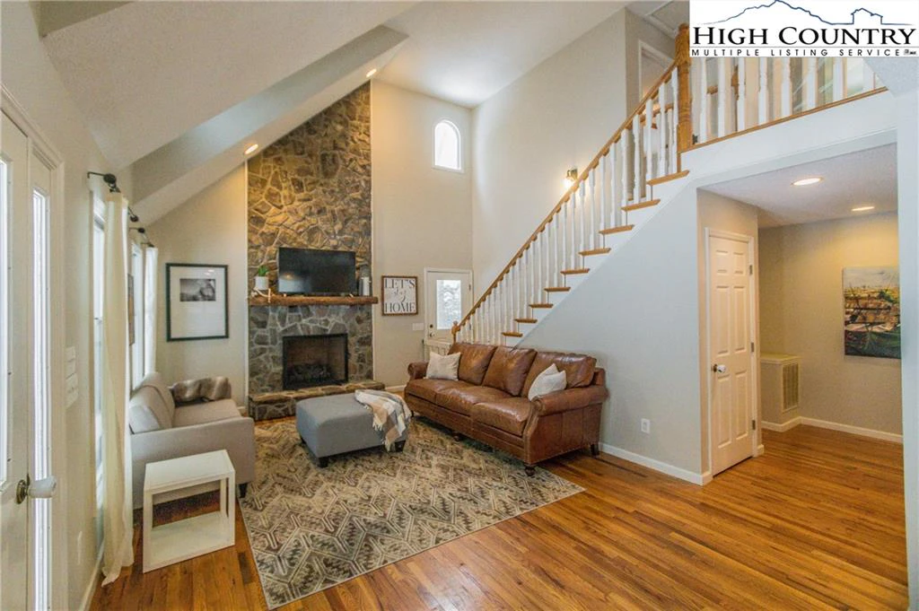 Image number 1 for the current listing