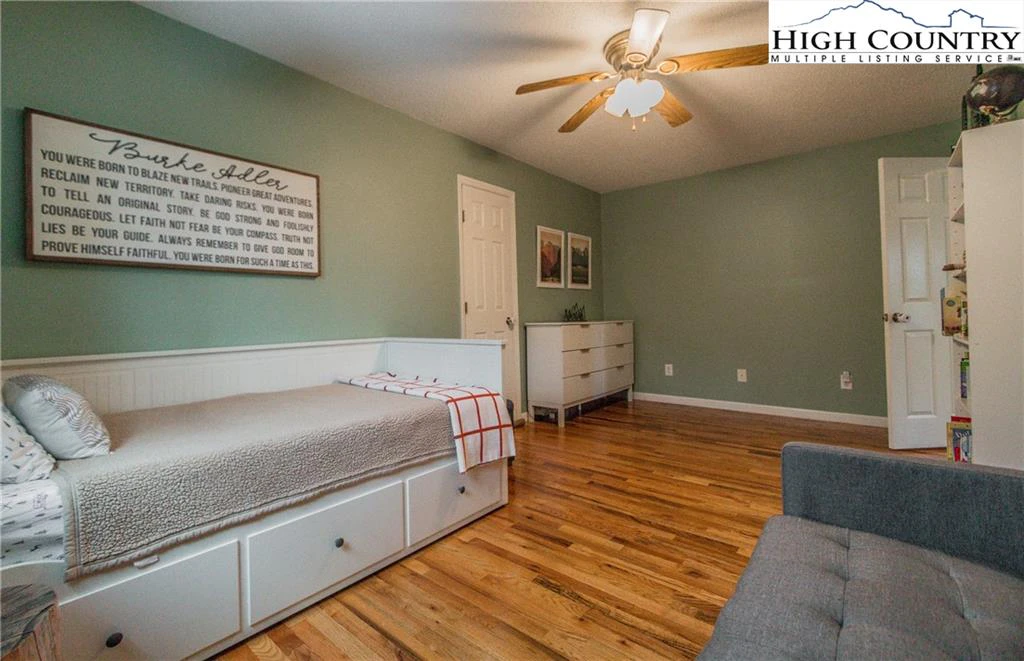 Image number 4 for the current listing