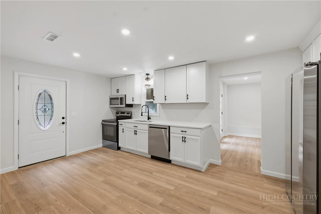 Image number 9 for the current listing