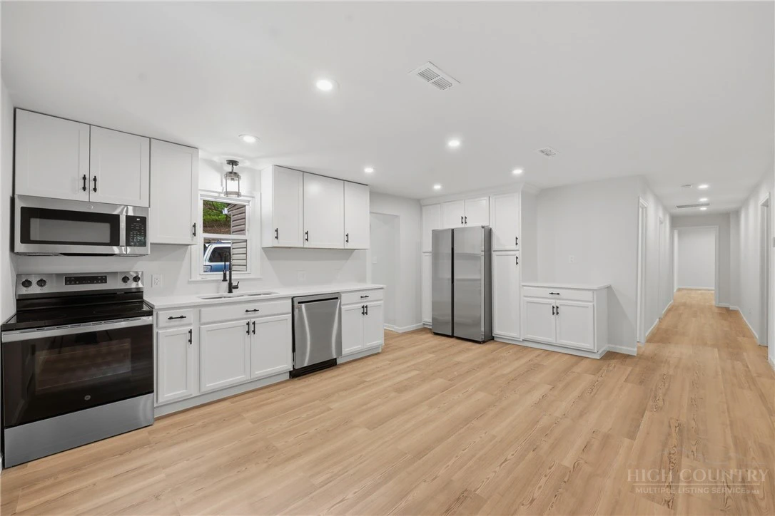 Image number 11 for the current listing