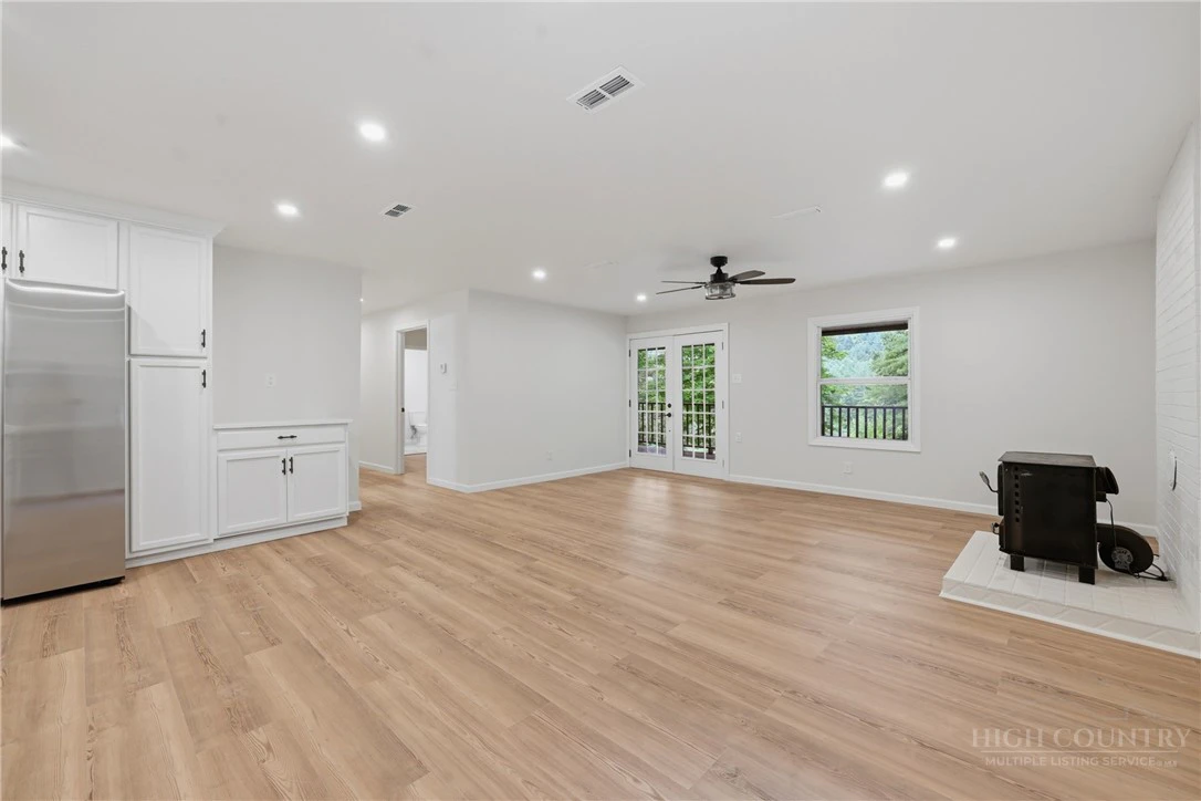 Image number 13 for the current listing