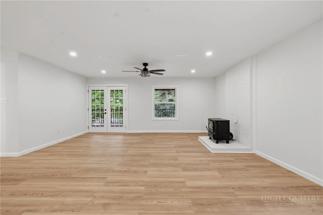Image number 14 for the current listing