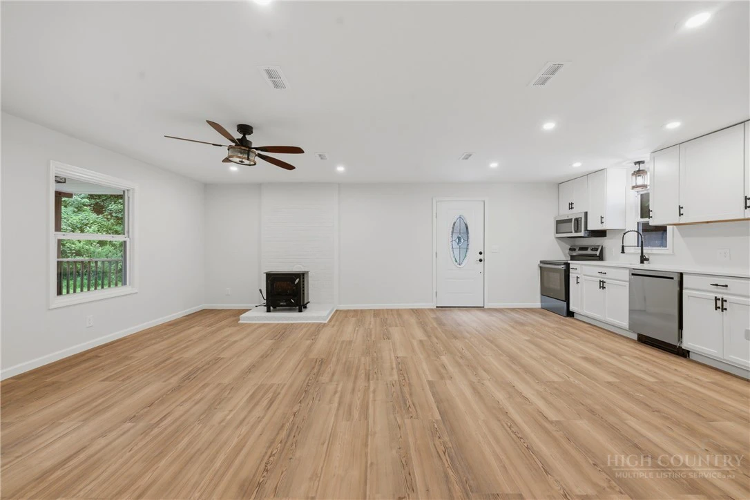 Image number 15 for the current listing