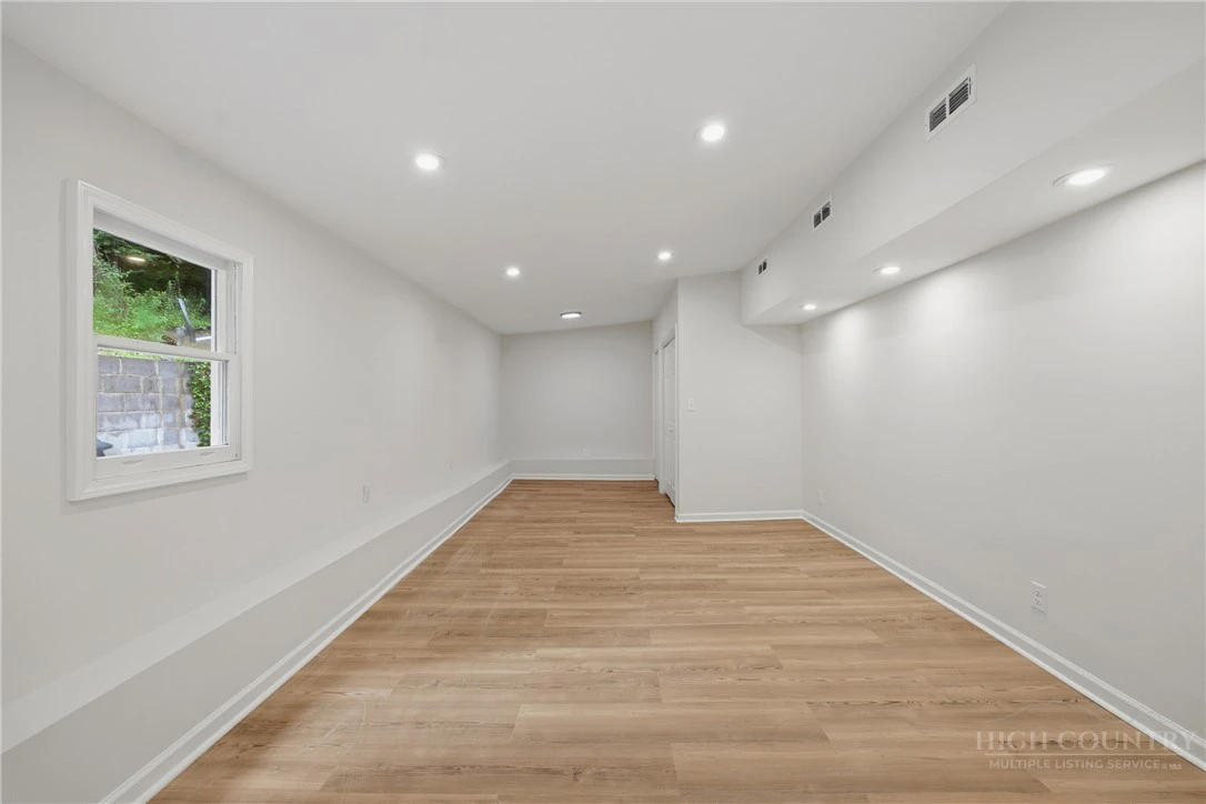 Image number 18 for the current listing