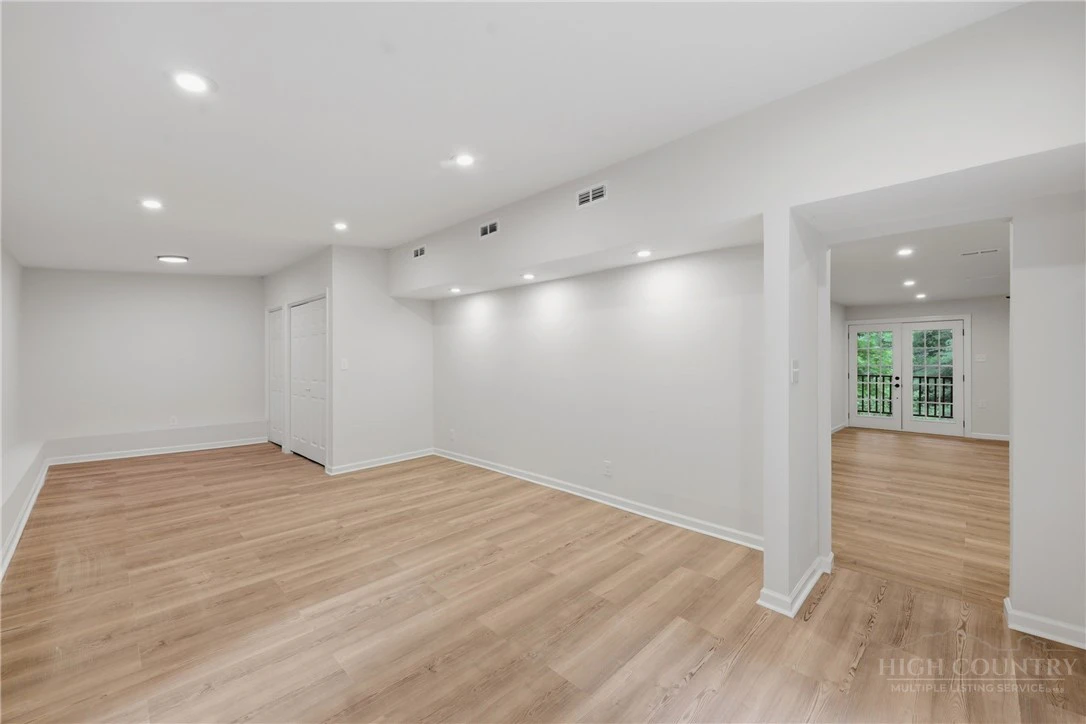 Image number 19 for the current listing