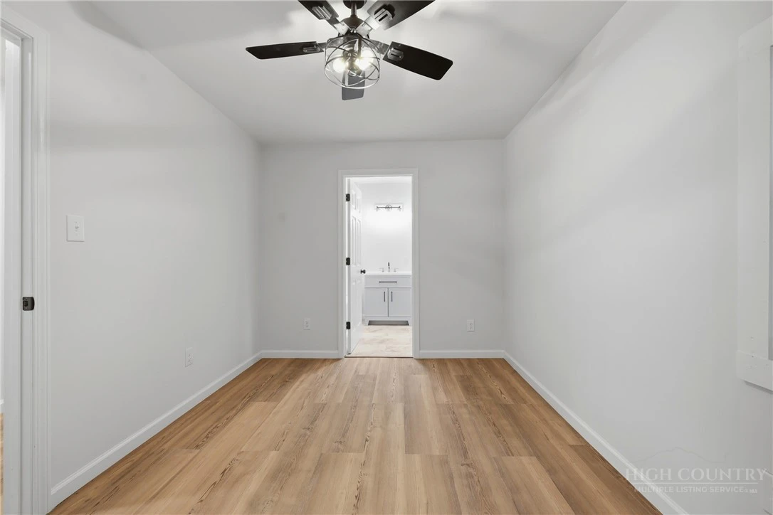 Image number 21 for the current listing