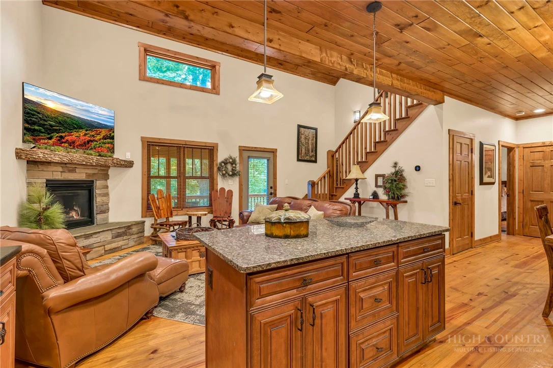 Image number 14 for the current listing