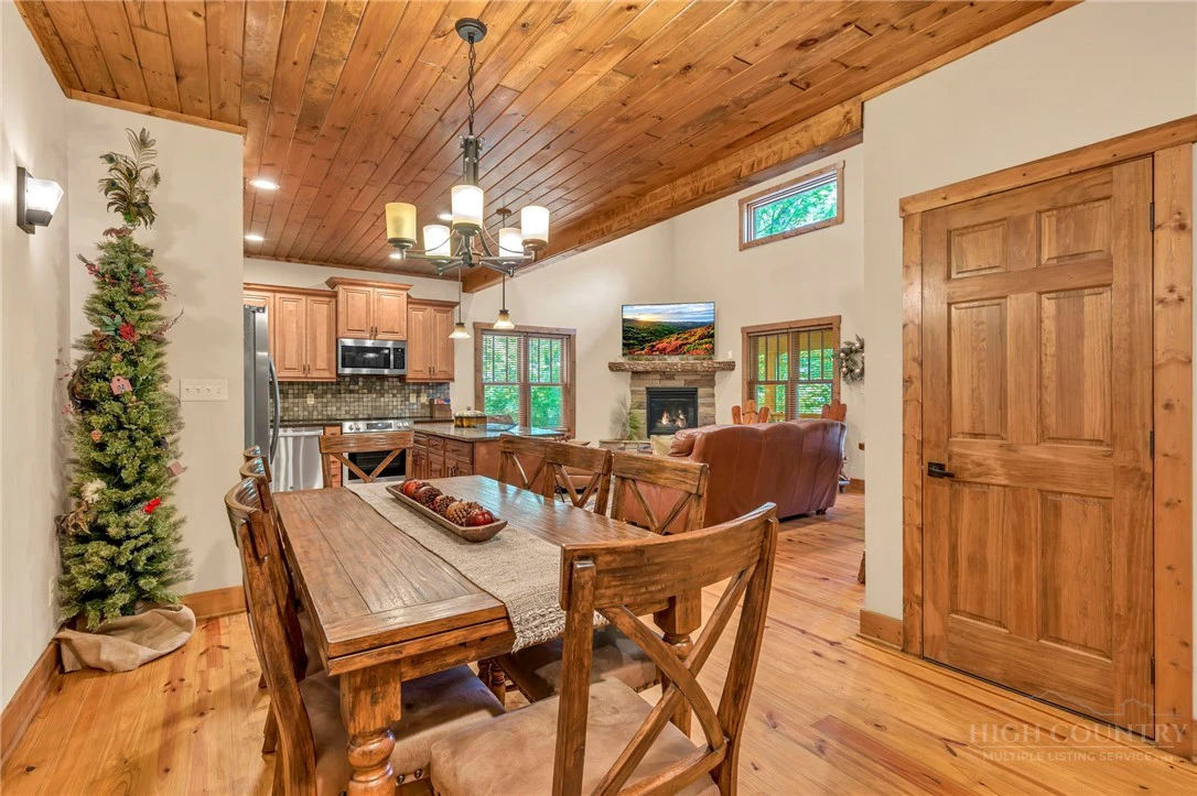 Image number 17 for the current listing