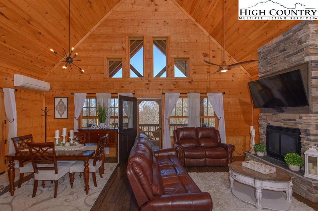 Image number 1 for the current listing