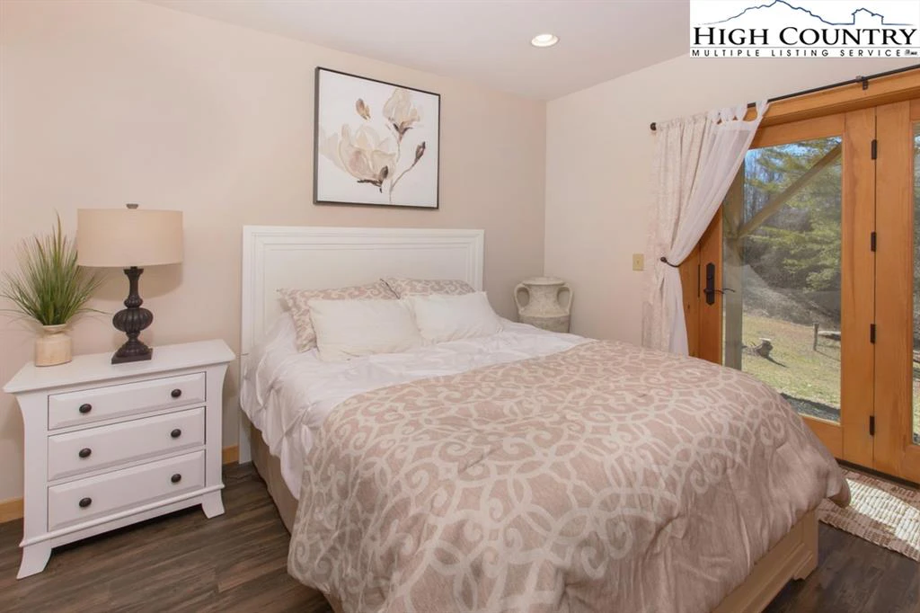 Image number 8 for the current listing