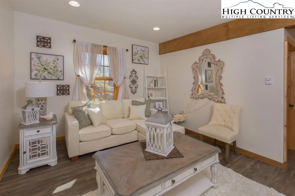 Image number 9 for the current listing