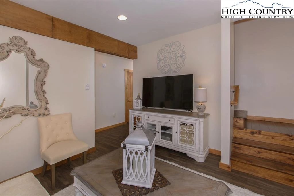 Image number 10 for the current listing
