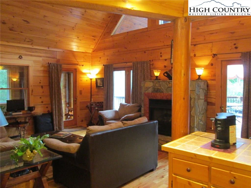 Image number 14 for the current listing