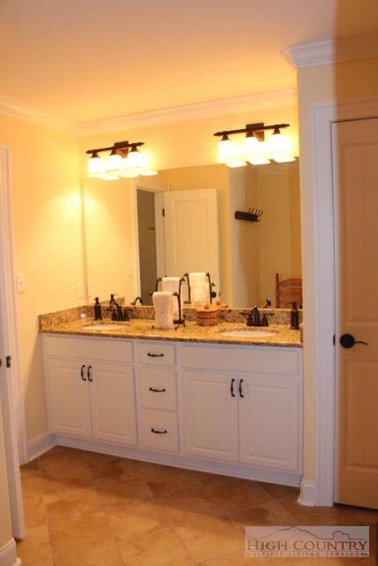 Image number 10 for the current listing