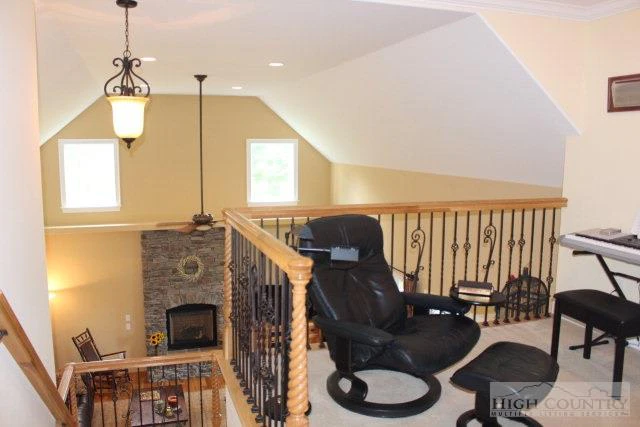 Image number 4 for the current listing