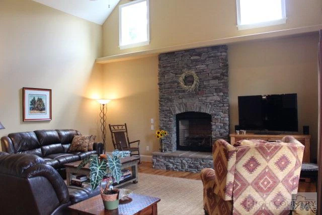Image number 17 for the current listing