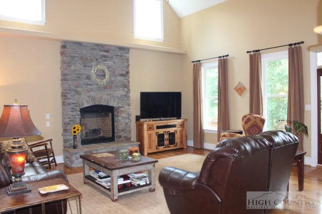 Image number 18 for the current listing