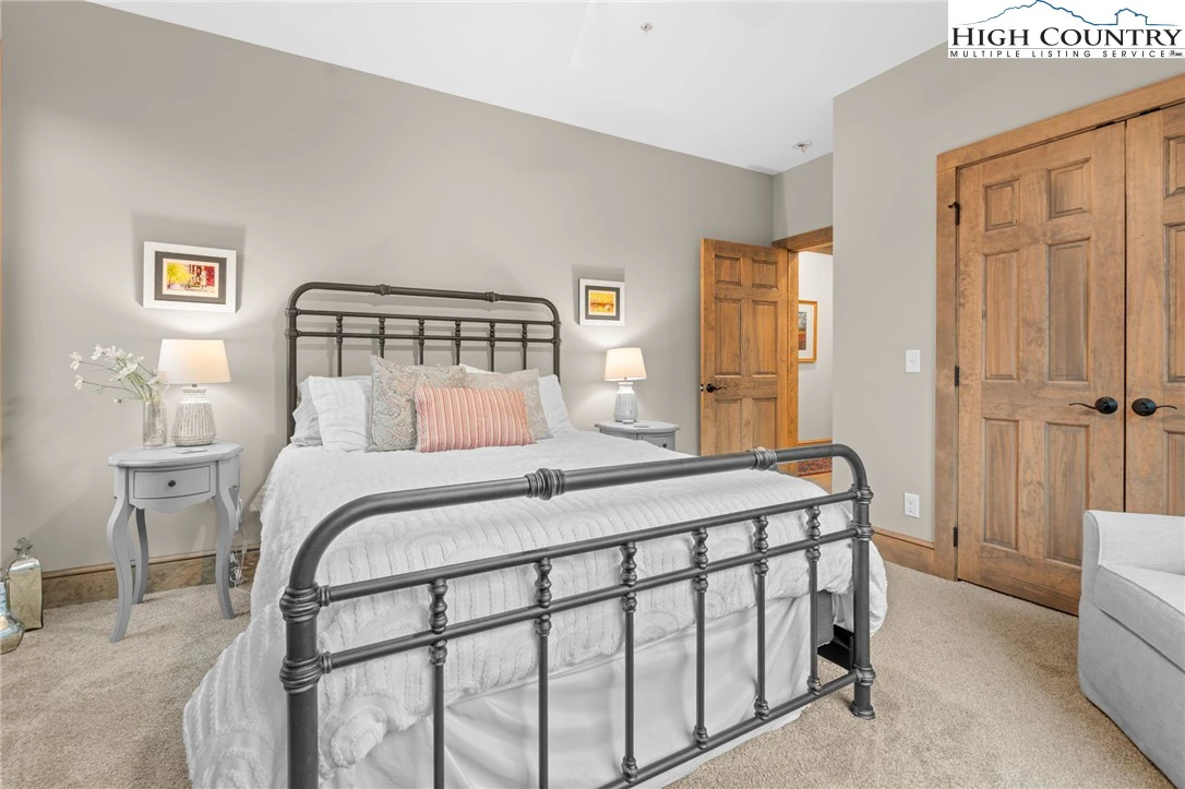 Image number 19 for the current listing