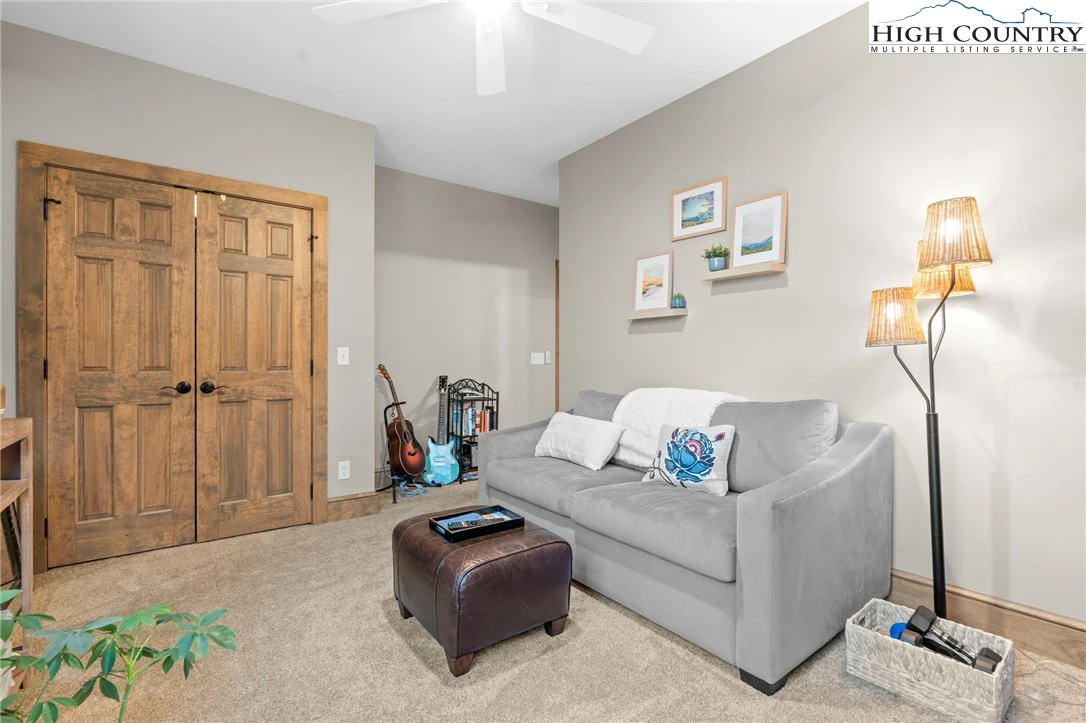 Image number 2 for the current listing