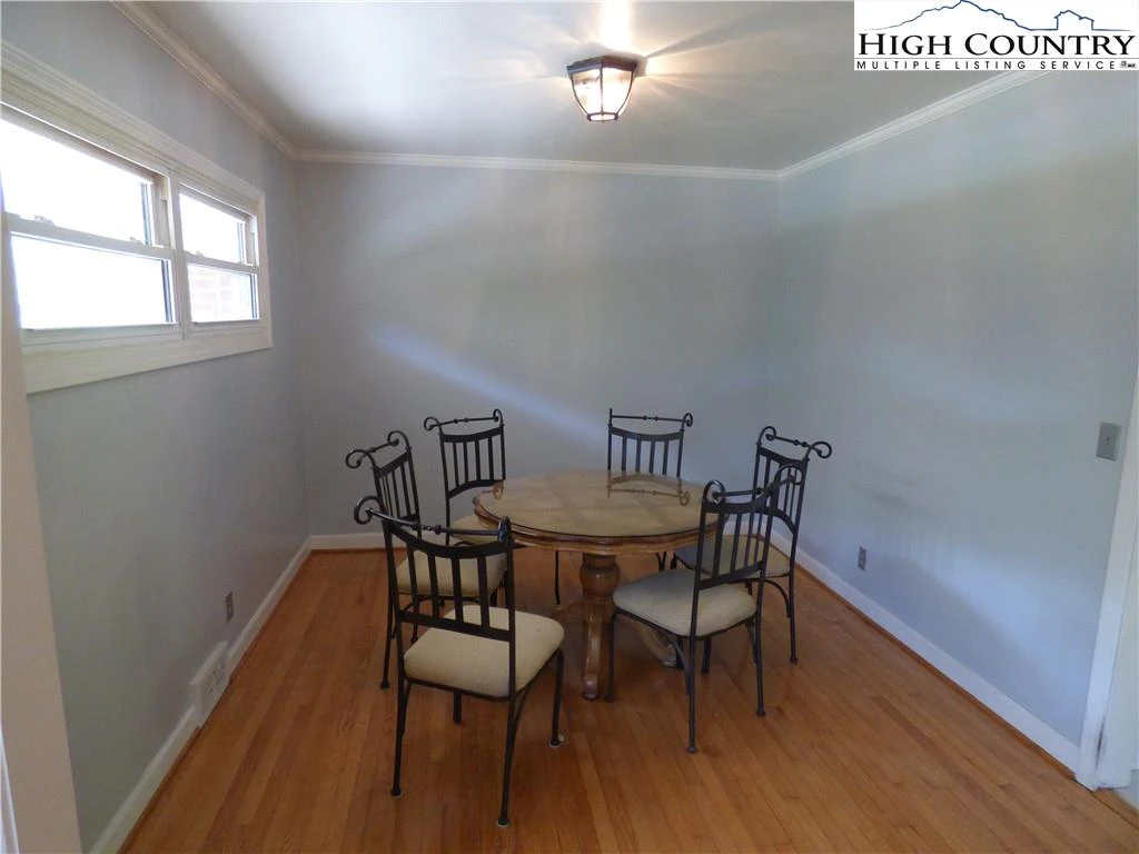 Image number 11 for the current listing