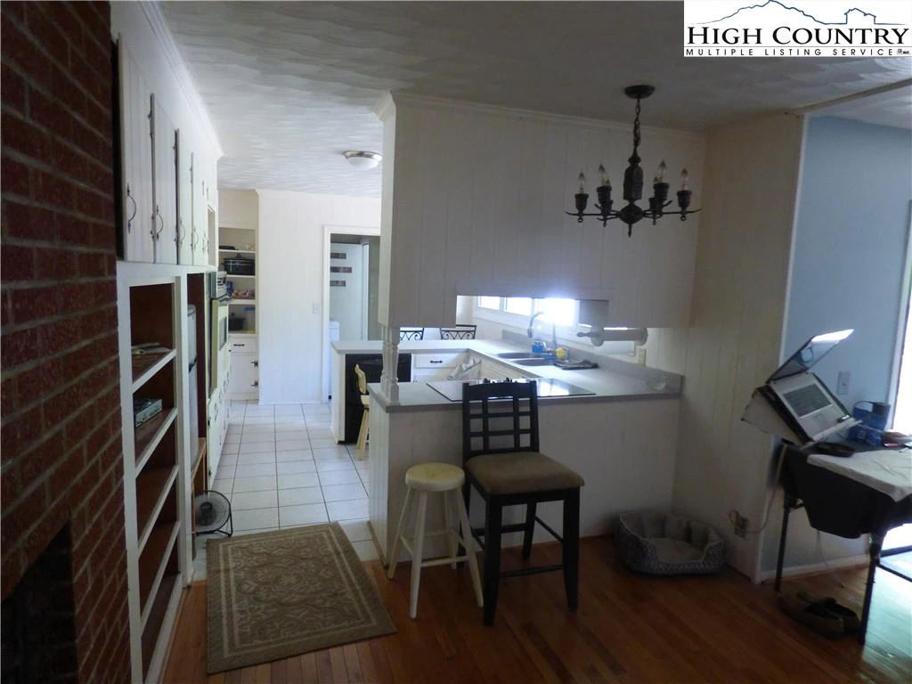Image number 9 for the current listing