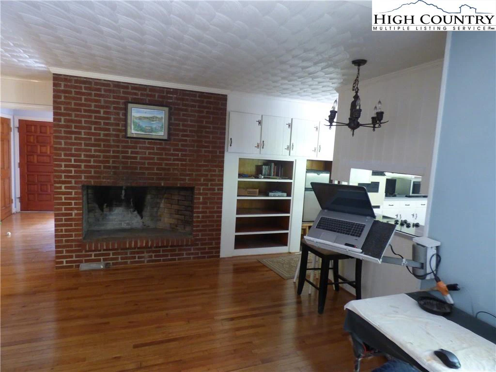 Image number 8 for the current listing