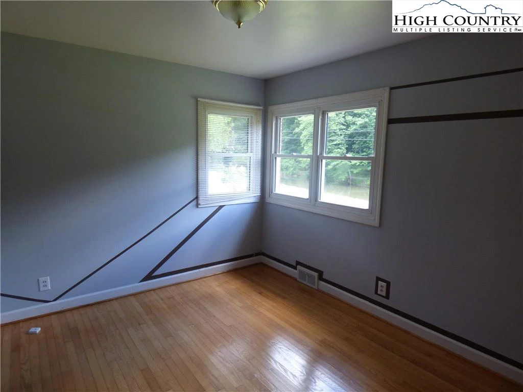 Image number 5 for the current listing