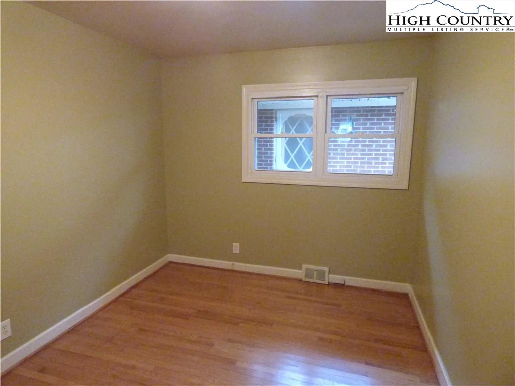 Image number 4 for the current listing