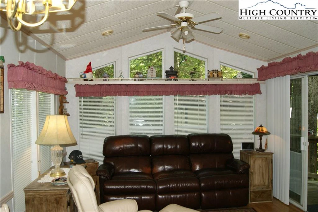 Image number 11 for the current listing