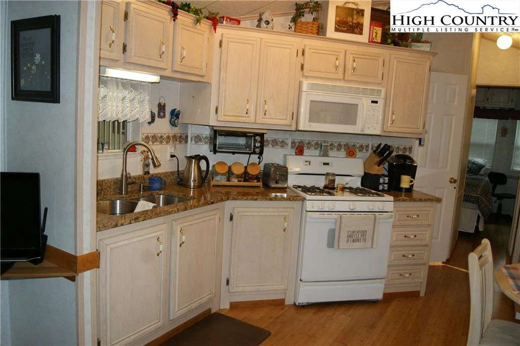 Image number 9 for the current listing