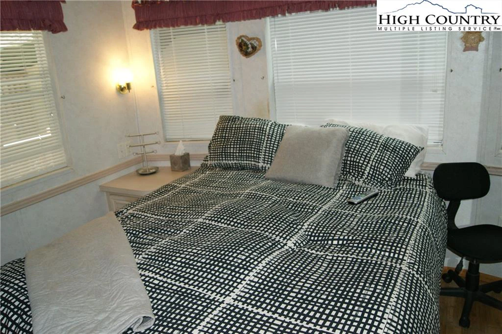 Image number 10 for the current listing