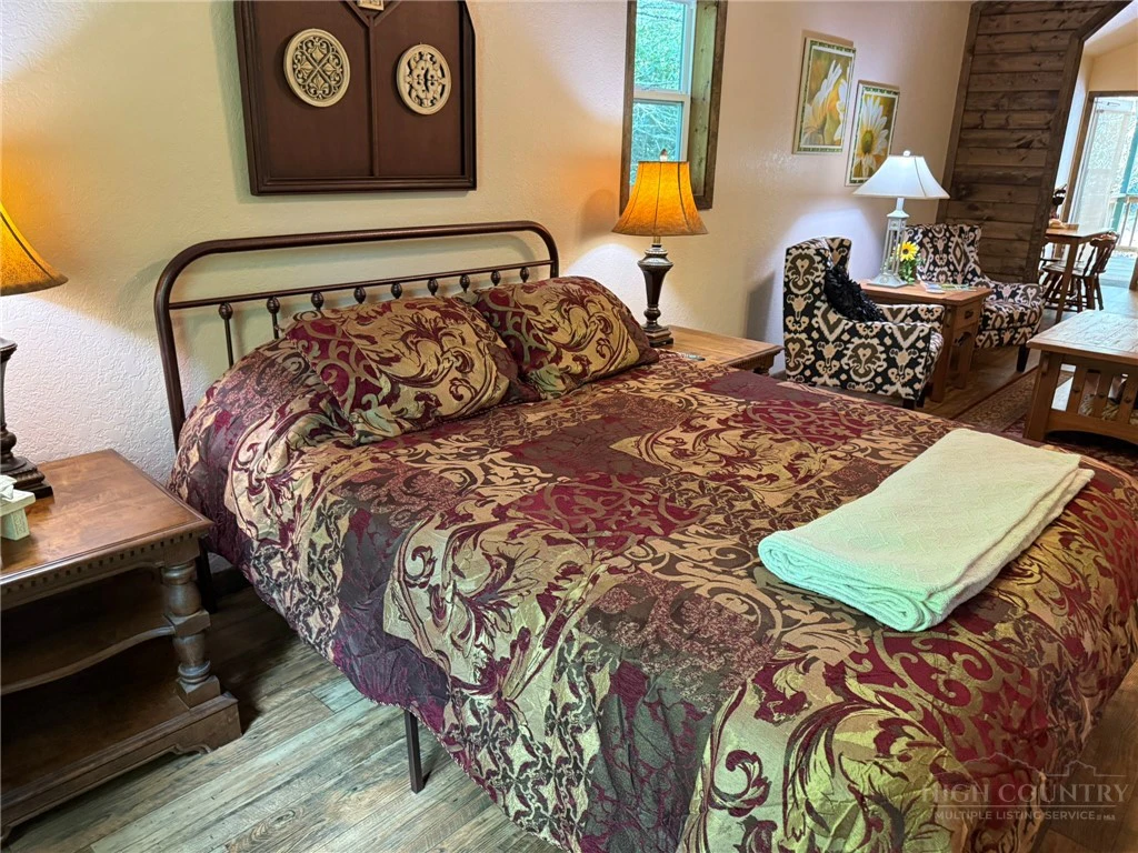 Image number 11 for the current listing