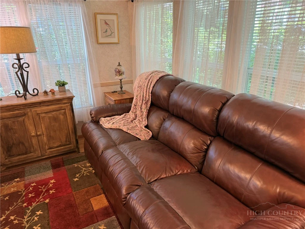 Image number 19 for the current listing