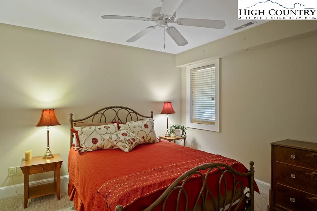 Image number 4 for the current listing