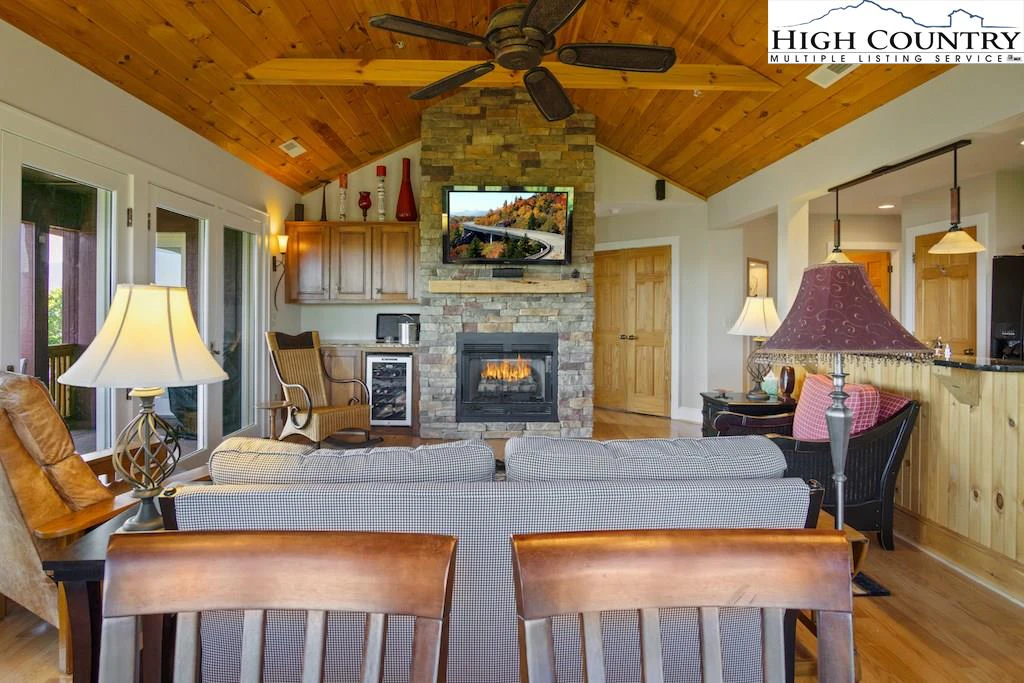 Image number 29 for the current listing