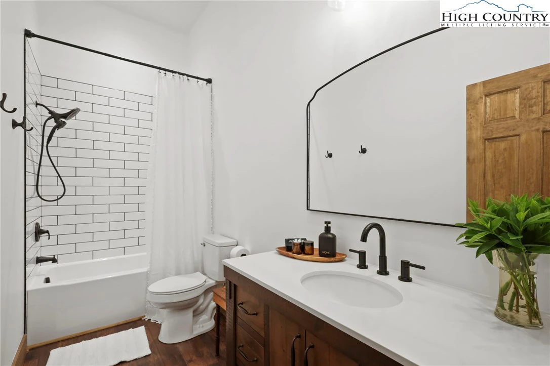 Image number 4 for the current listing