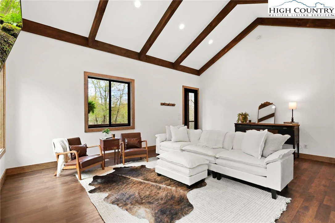 Image number 17 for the current listing