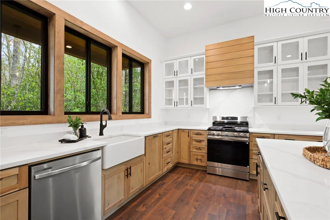 Image number 2 for the current listing