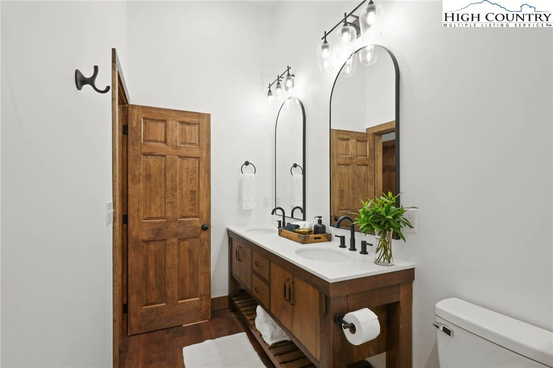 Image number 7 for the current listing