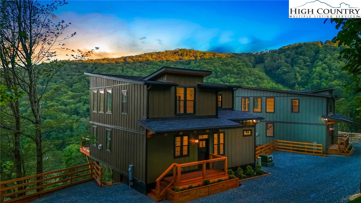 Image number 17 for the current listing