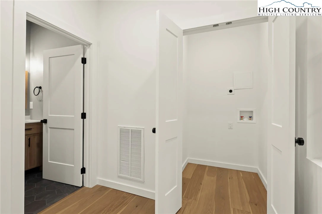 Image number 13 for the current listing