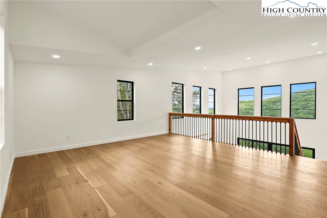 Image number 18 for the current listing