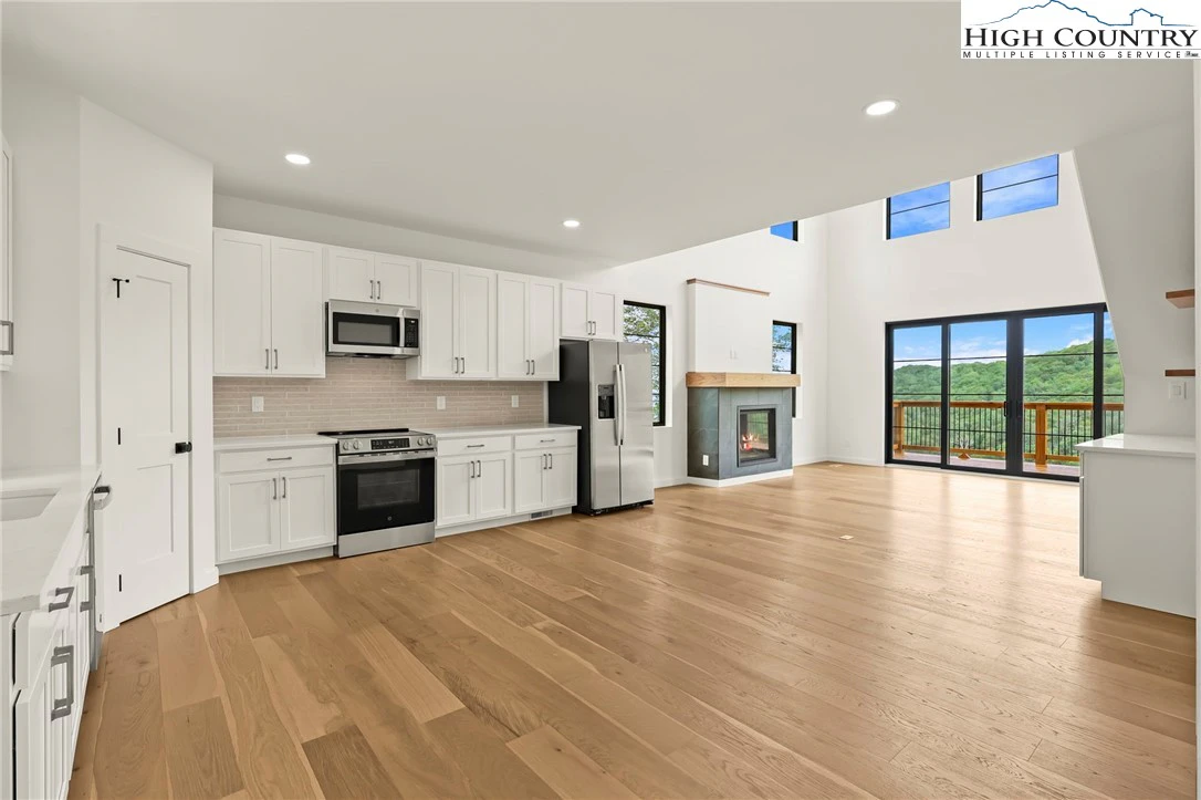 Image number 4 for the current listing