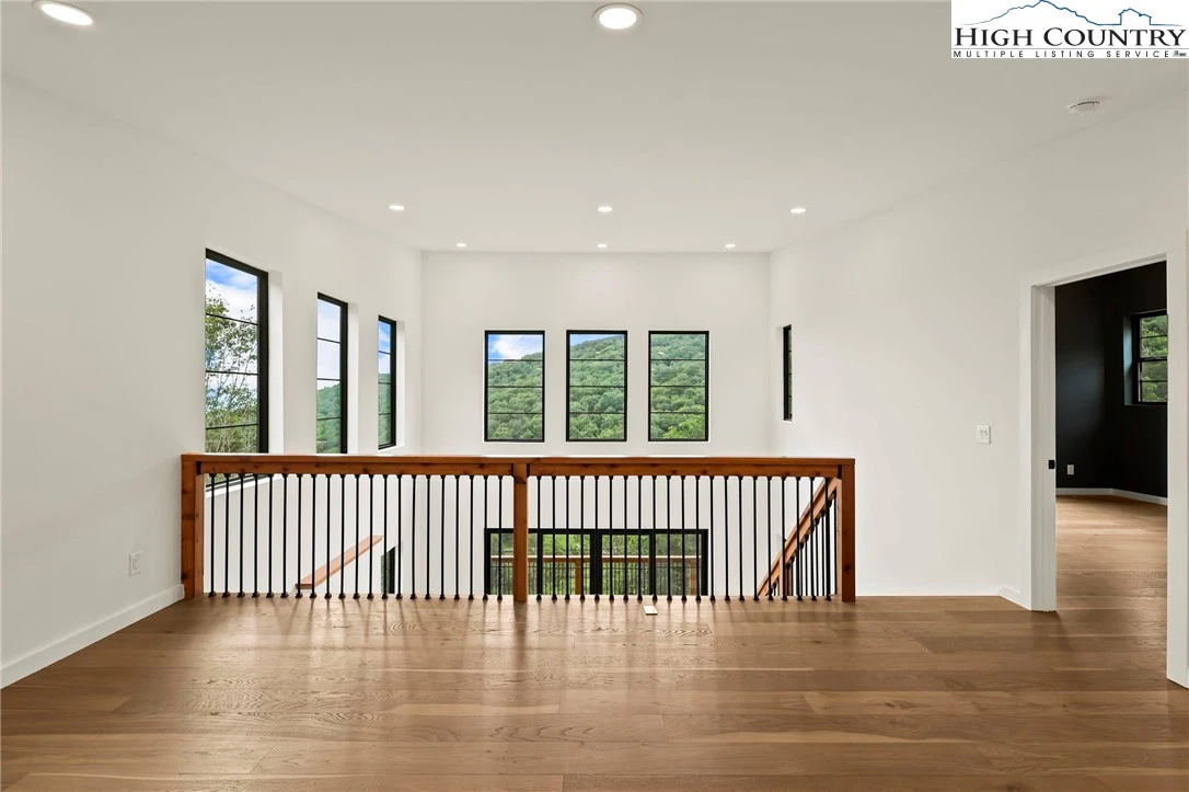 Image number 5 for the current listing