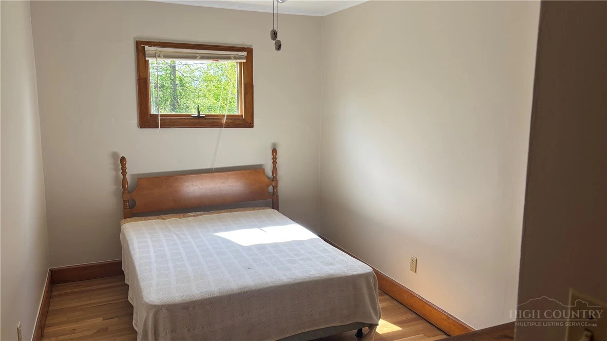 Image number 13 for the current listing