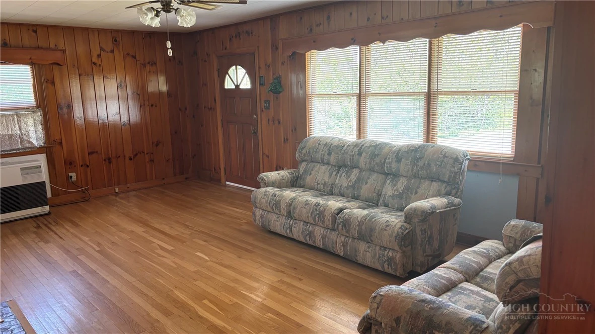 Image number 18 for the current listing