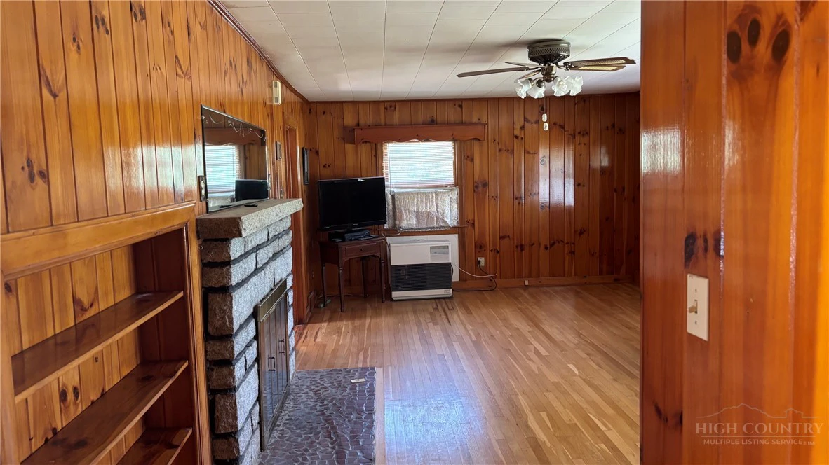 Image number 10 for the current listing